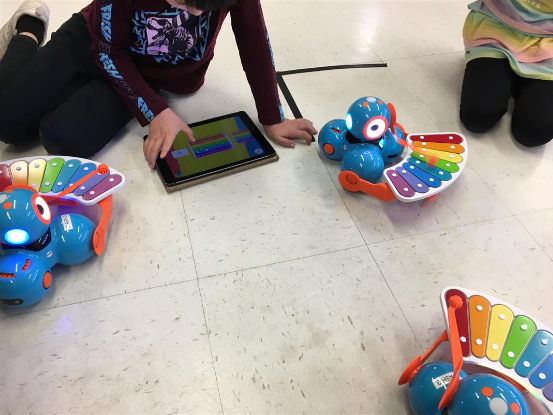 students use Dash robots to create xylophone music